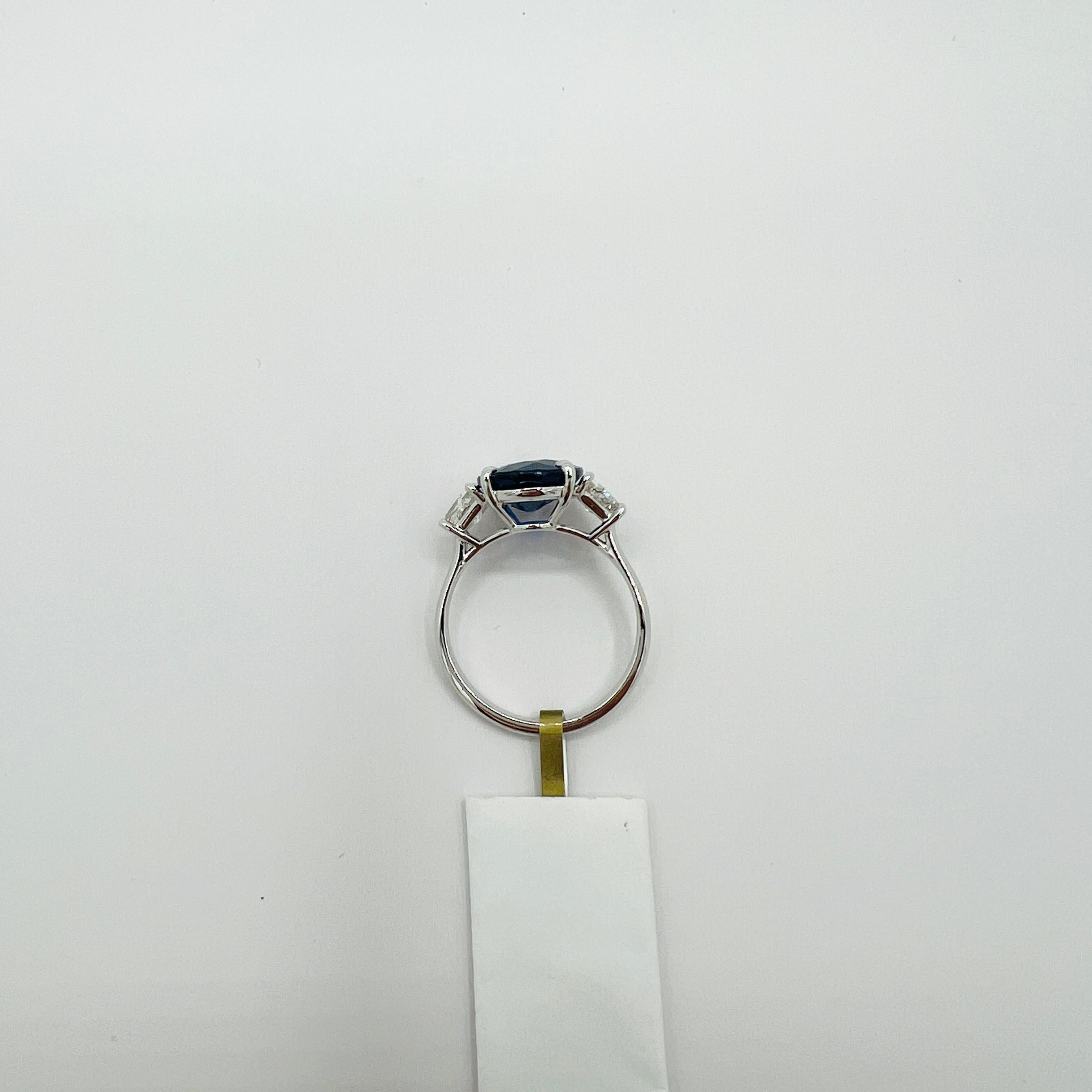 GIA Anillo de diamantes trapezoidales y zafiro azul ovalado de 4 quilates en oro blanco de 18 quilates en venta 2