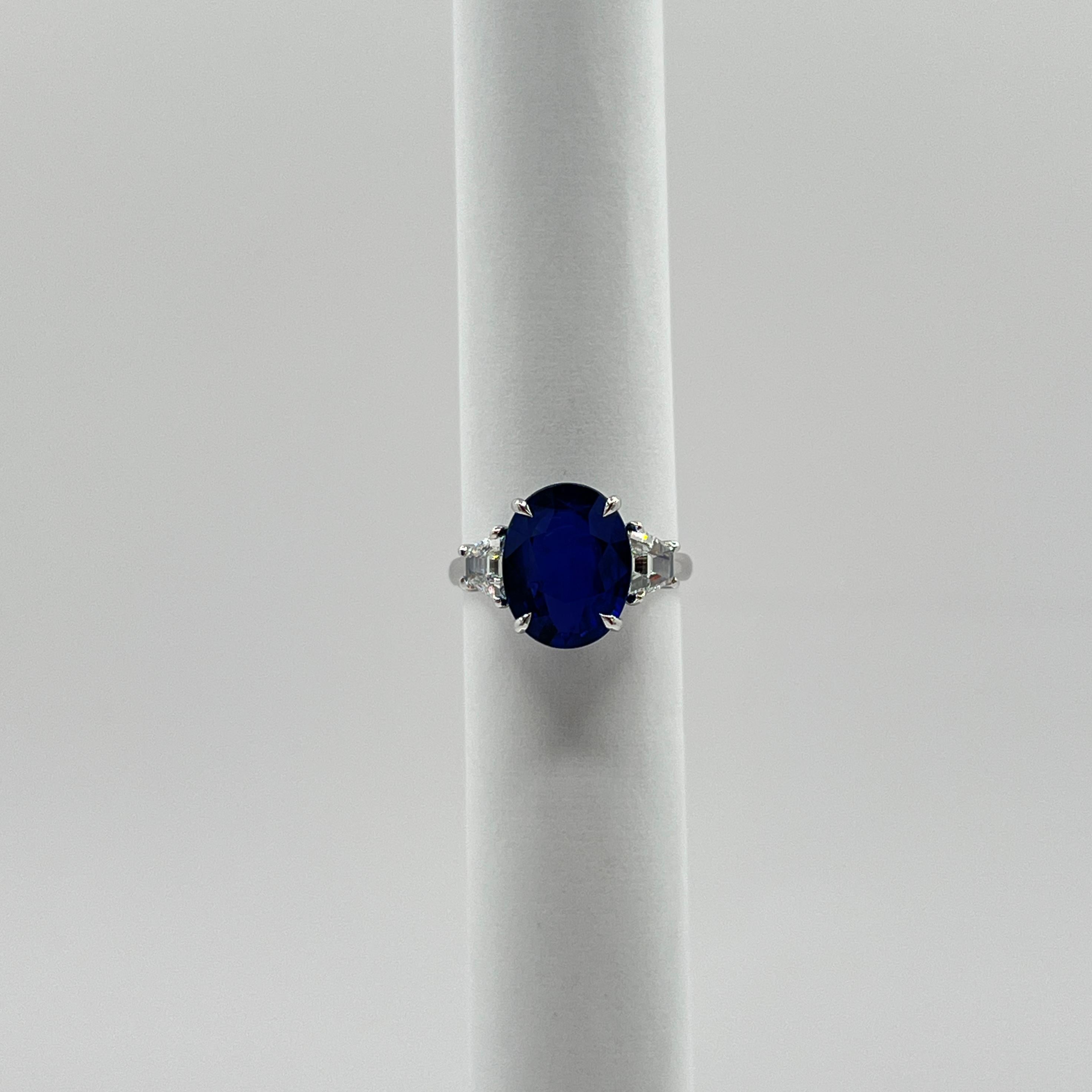 GIA Anillo de diamantes trapezoidales y zafiro azul ovalado de 4 quilates en oro blanco de 18 quilates en venta 3
