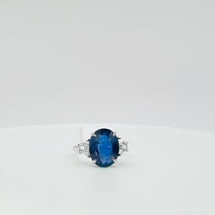 GIA Anillo de diamantes trapezoidales y zafiro azul ovalado de 4 quilates en oro blanco de 18 quilates