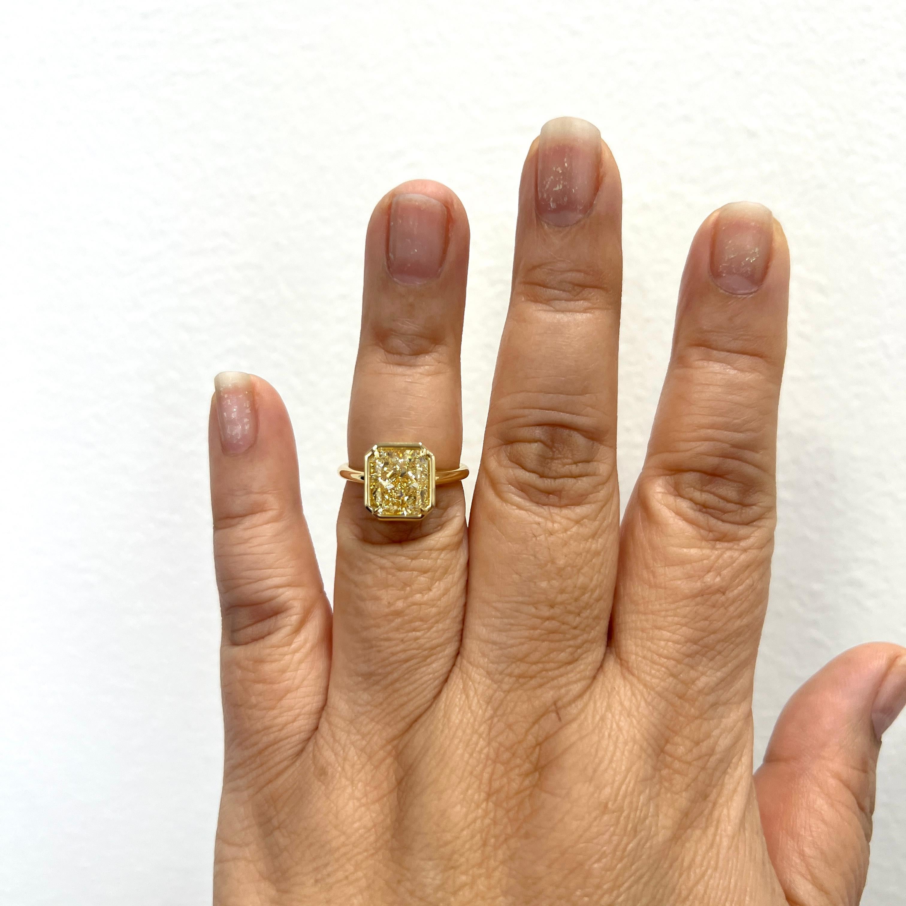 Magnifique 4,00 ct. Y à Z VVS diamant jaune radiant.  Fabriqué à la main en or jaune 18k.  Bague de taille 6.  Livré avec un certificat GIA.