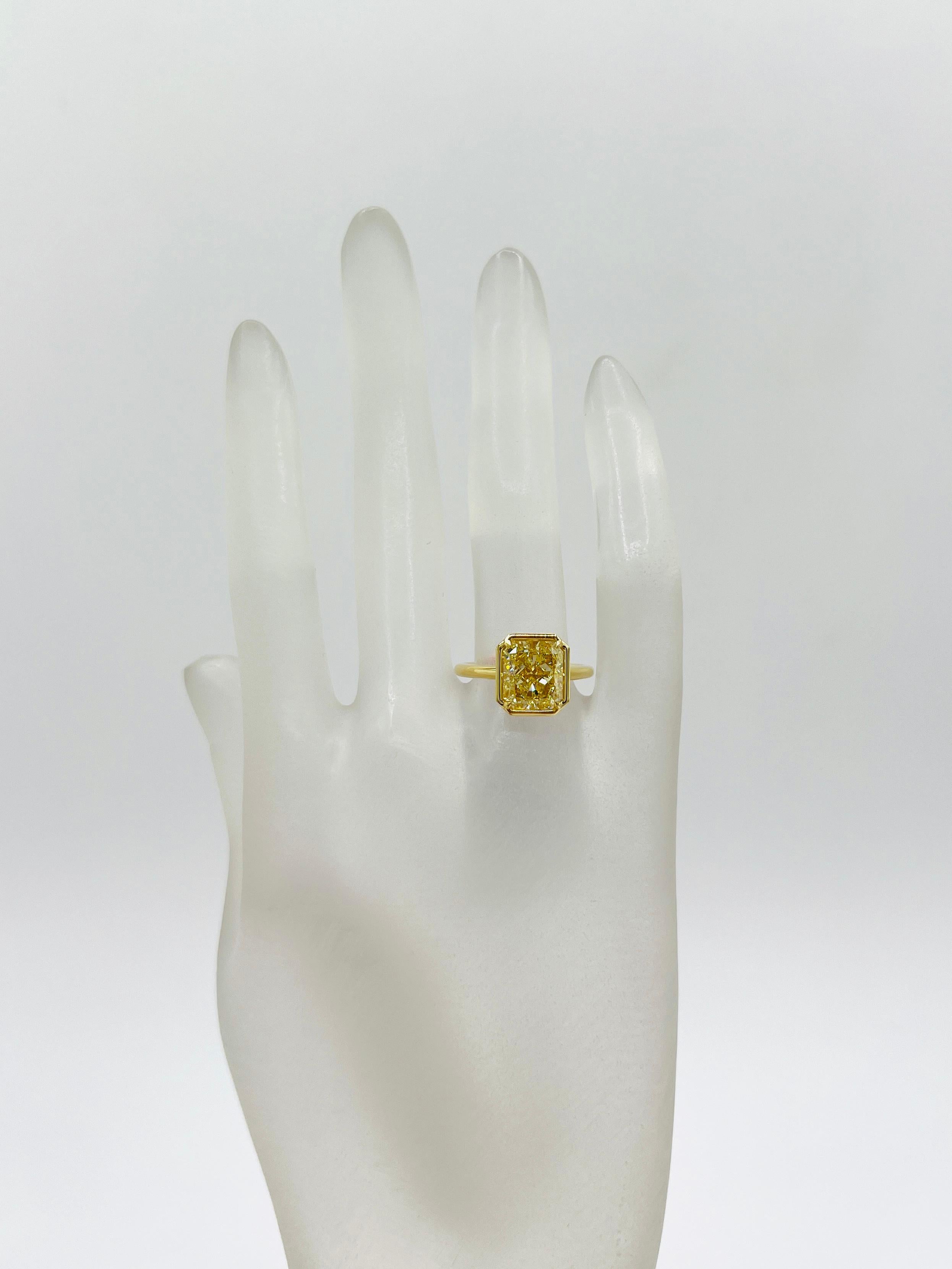 Taille radiant Bague à chaton radiant en or jaune 18 carats avec diamants jaunes de 4 carats certifiés GIA en vente