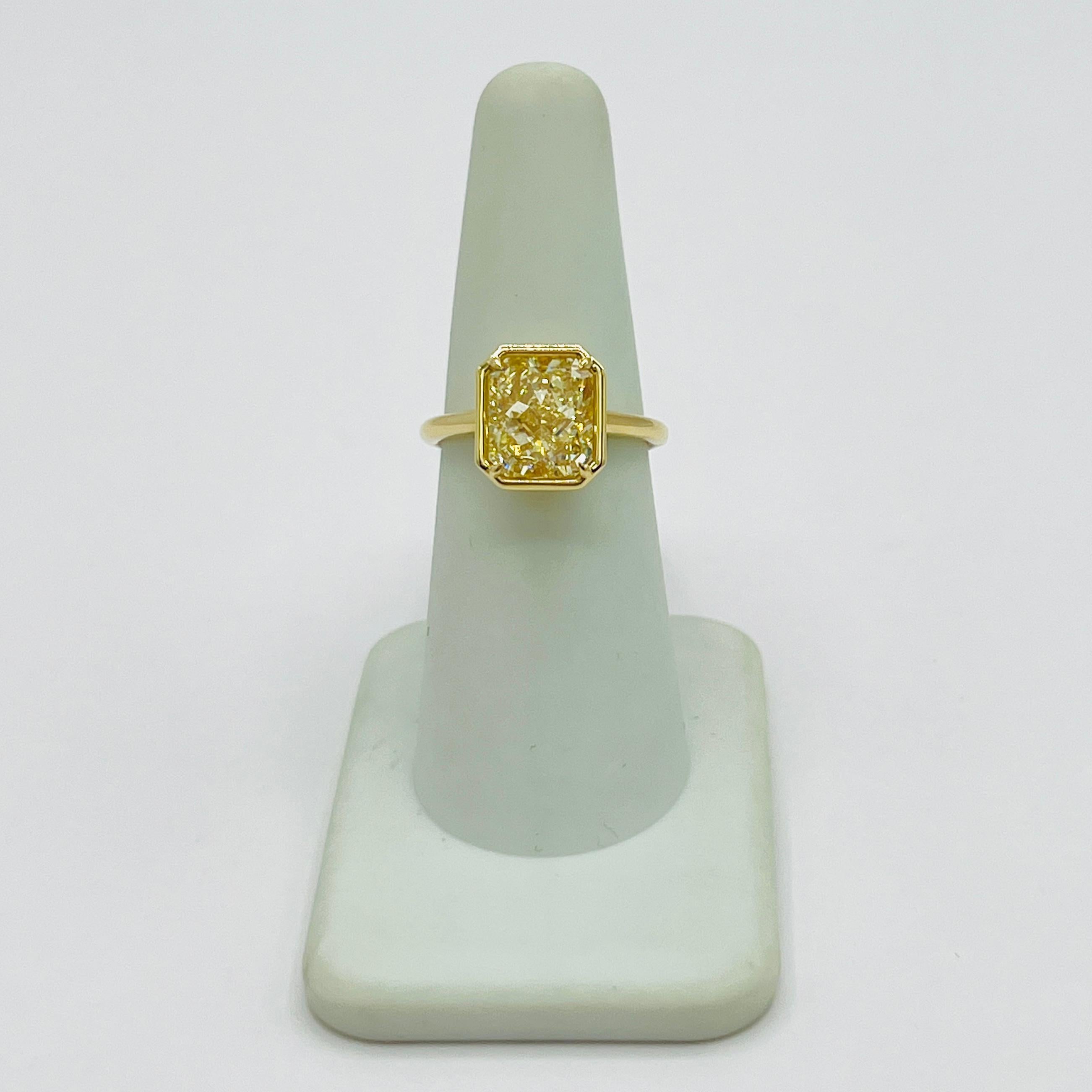 Bague à chaton radiant en or jaune 18 carats avec diamants jaunes de 4 carats certifiés GIA Neuf - En vente à Los Angeles, CA