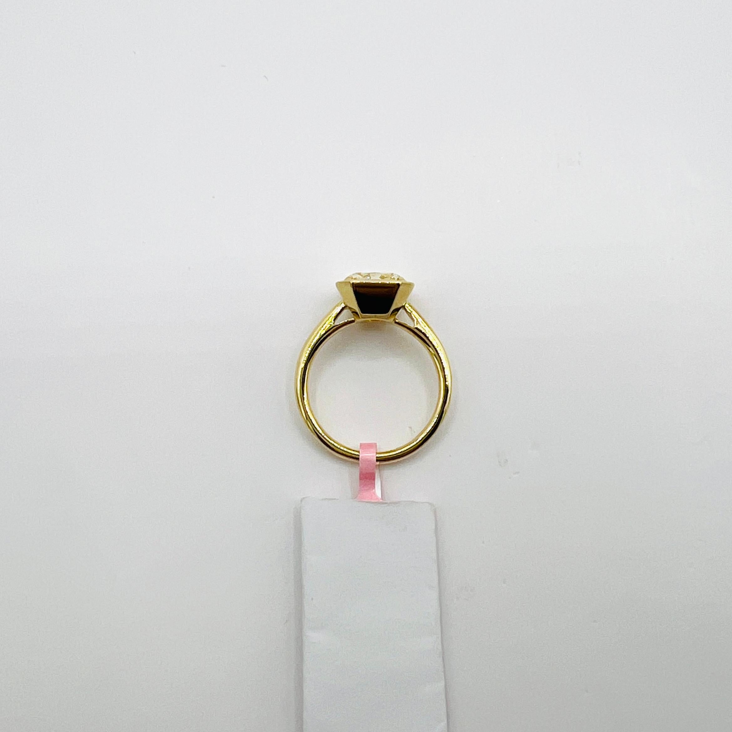 Bague à chaton radiant en or jaune 18 carats avec diamants jaunes de 4 carats certifiés GIA en vente 1