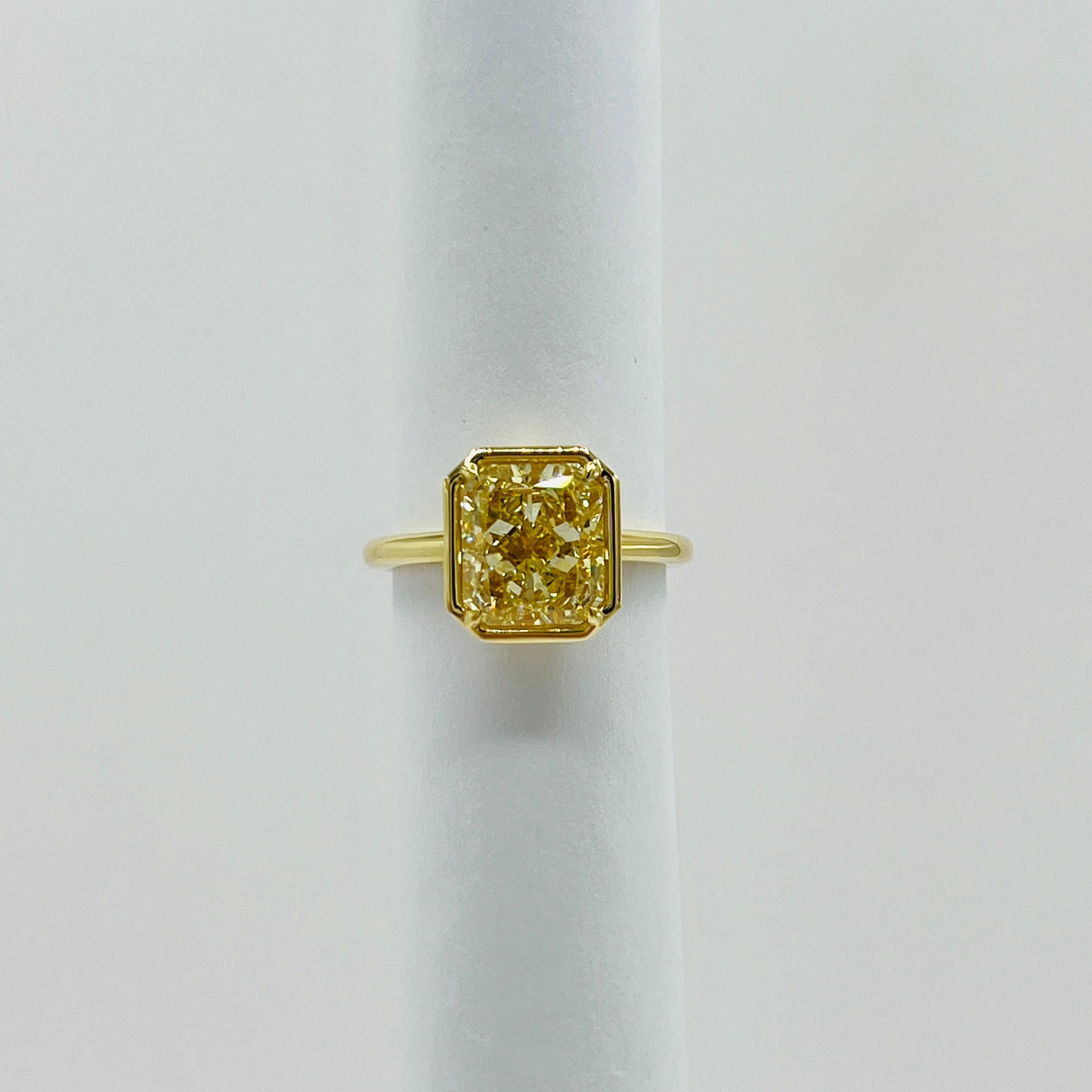 Bague à chaton radiant en or jaune 18 carats avec diamants jaunes de 4 carats certifiés GIA en vente 2