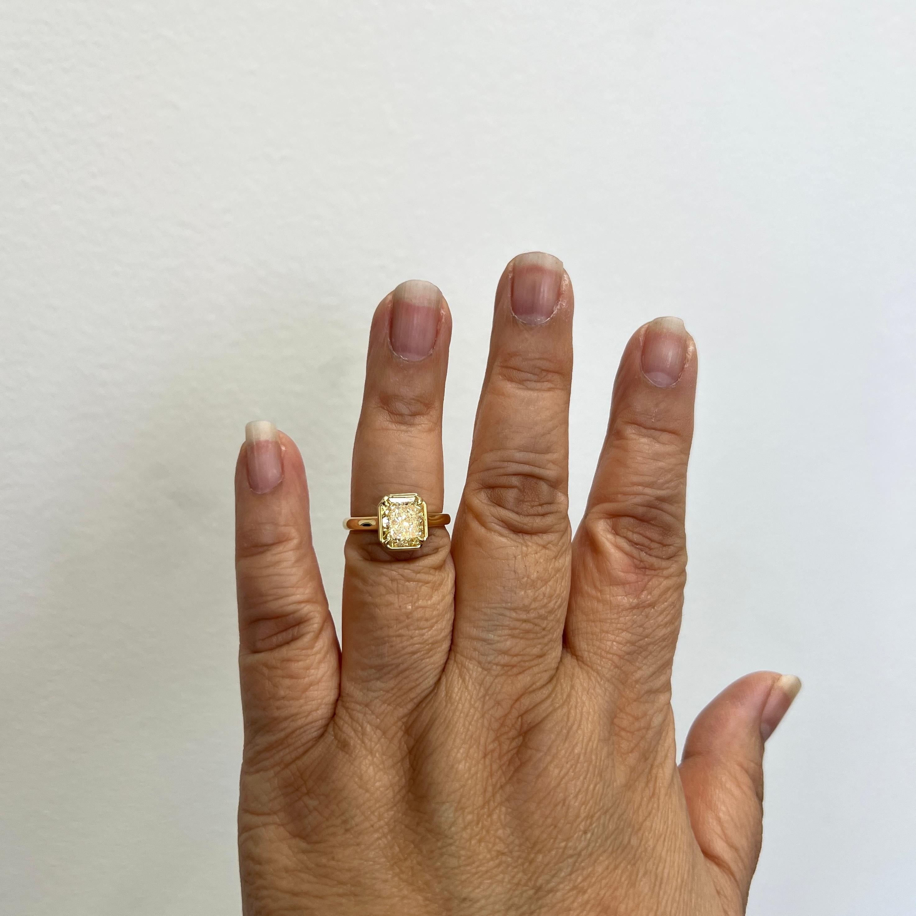 Magnifique 3,05 ct. W à X VVS2 diamant radiant.  Fabriqué à la main en or jaune 18k.  Bague taille 6.5.  Livré avec un certificat GIA. 