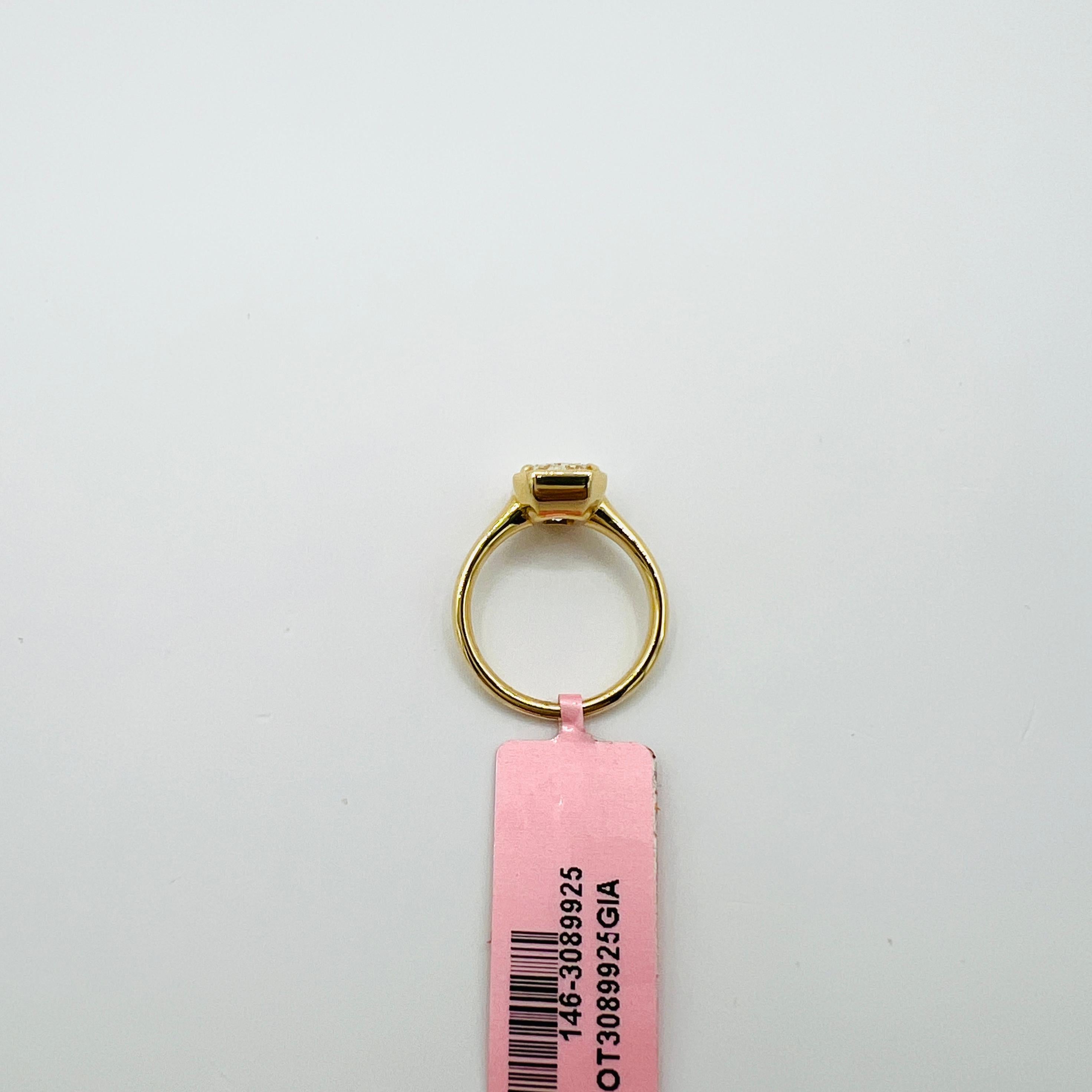 GIA 4 Carat Yellow Radiant Diamond Solitaire Ring in 18K Yellow Gold Neuf - En vente à Los Angeles, CA