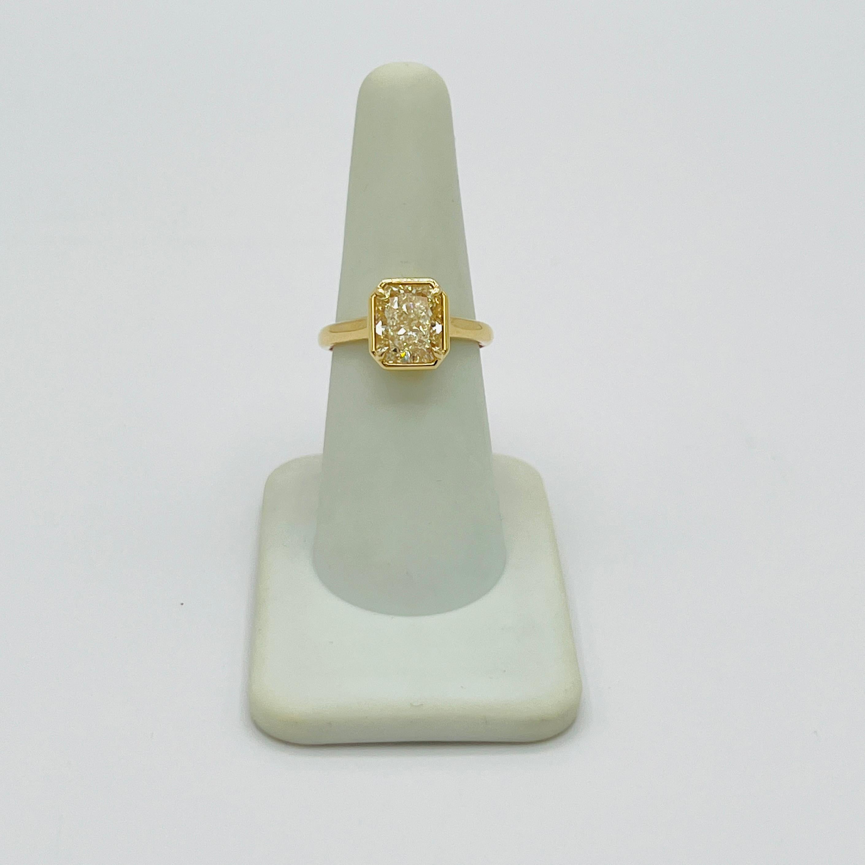 GIA 4 Carat Yellow Radiant Diamond Solitaire Ring in 18K Yellow Gold en vente 1