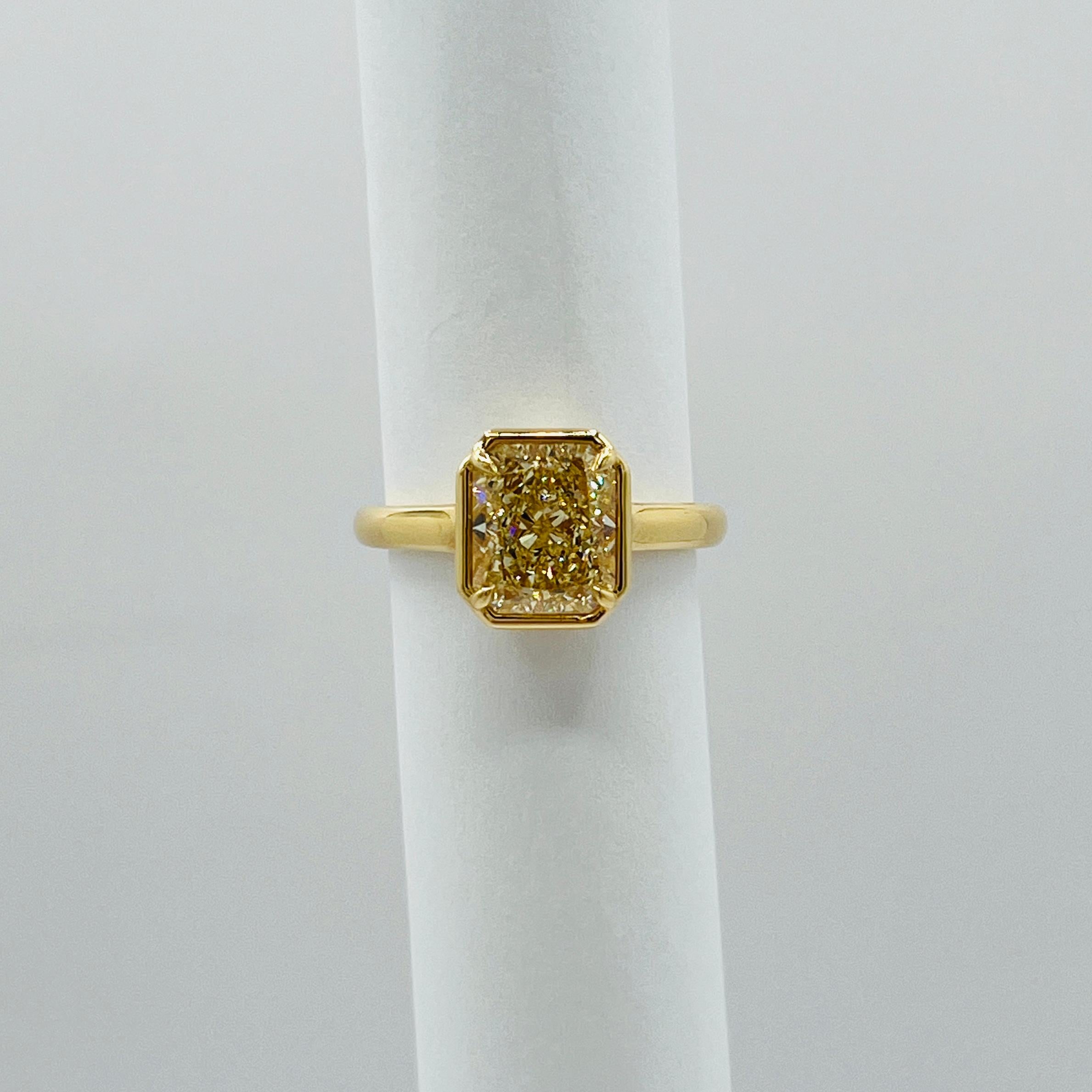GIA 4 Carat Yellow Radiant Diamond Solitaire Ring in 18K Yellow Gold en vente 2
