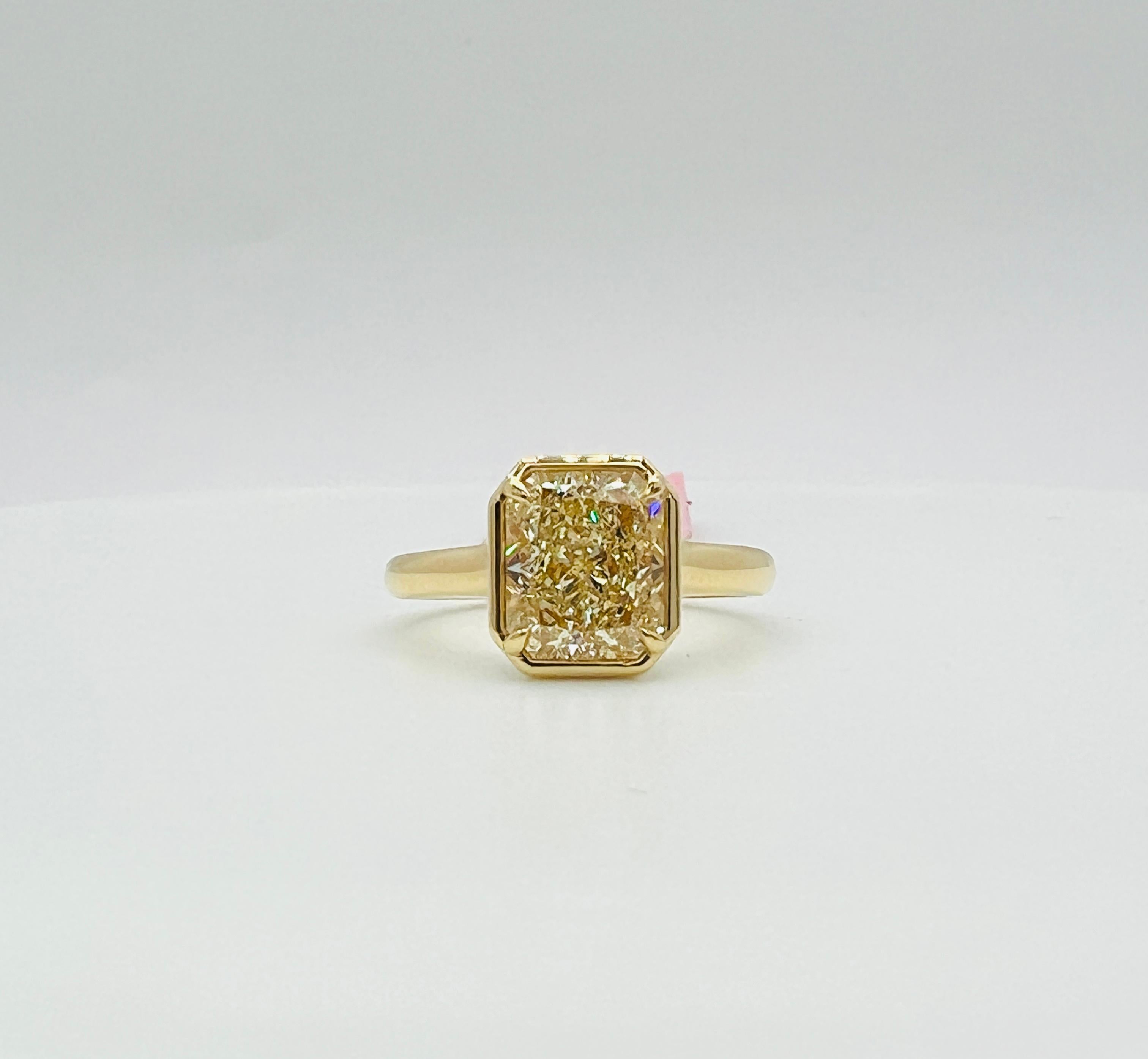 GIA 4 Carat Yellow Radiant Diamond Solitaire Ring in 18K Yellow Gold en vente 3