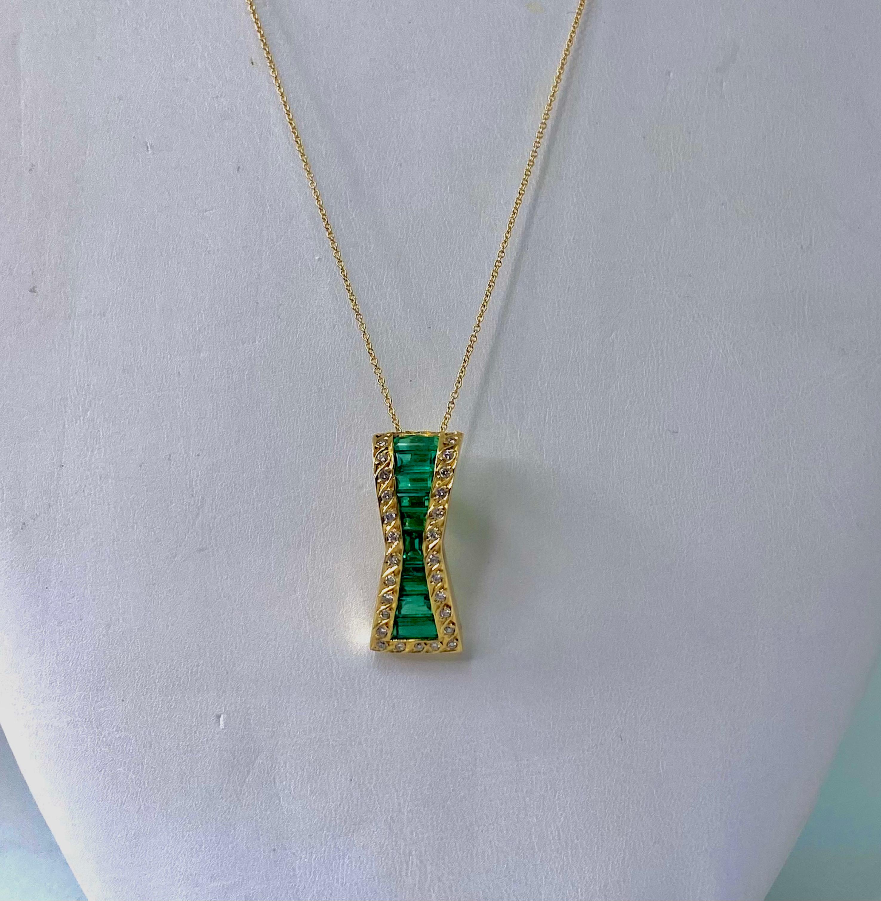 GIA 4.00 Carat Fine Muzo Colombian Emerald Pendant 18K Gold For Sale 3