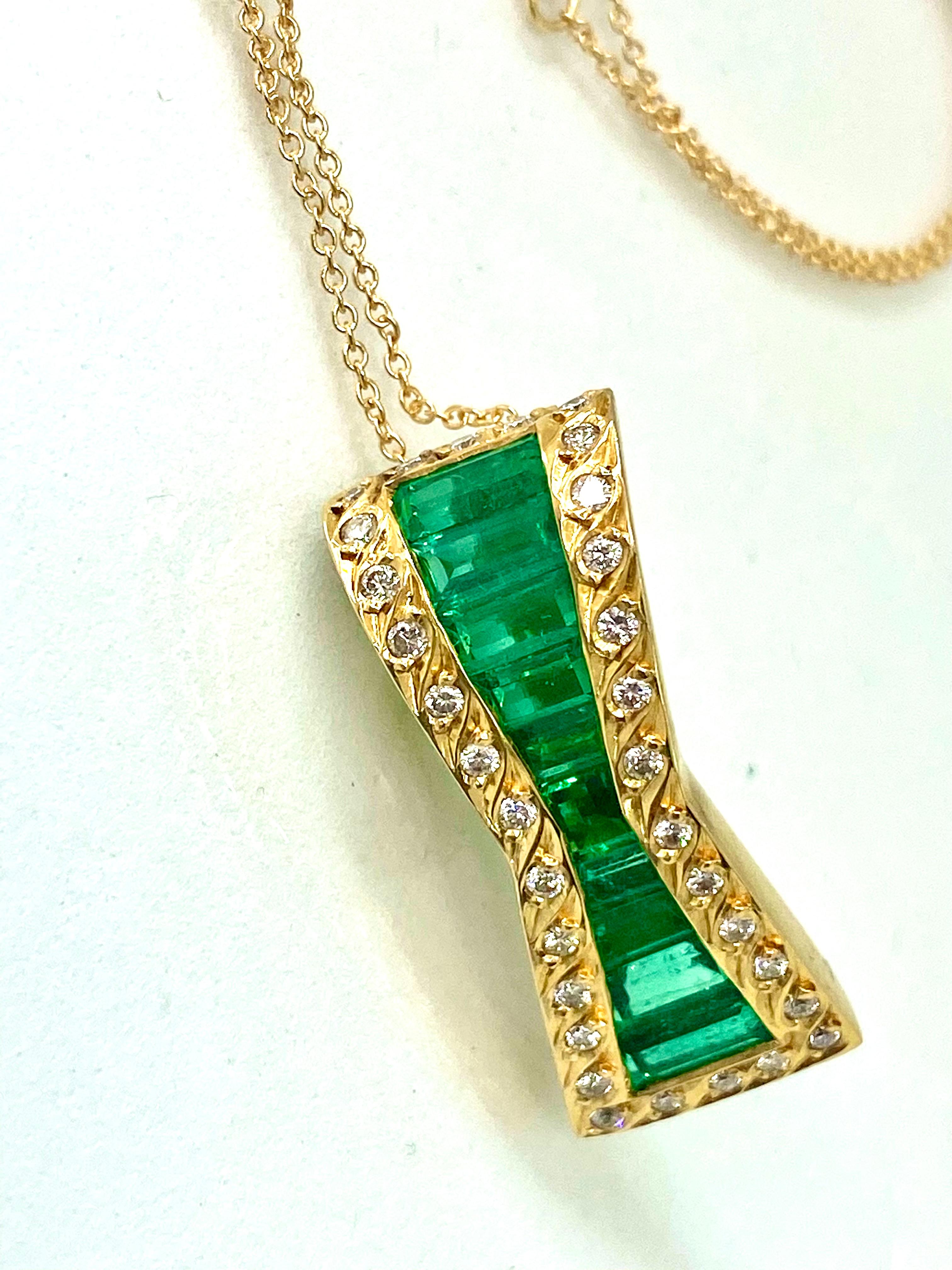 GIA 4.00 Carat Fine Muzo Colombian Emerald Pendant 18K Gold For Sale 7