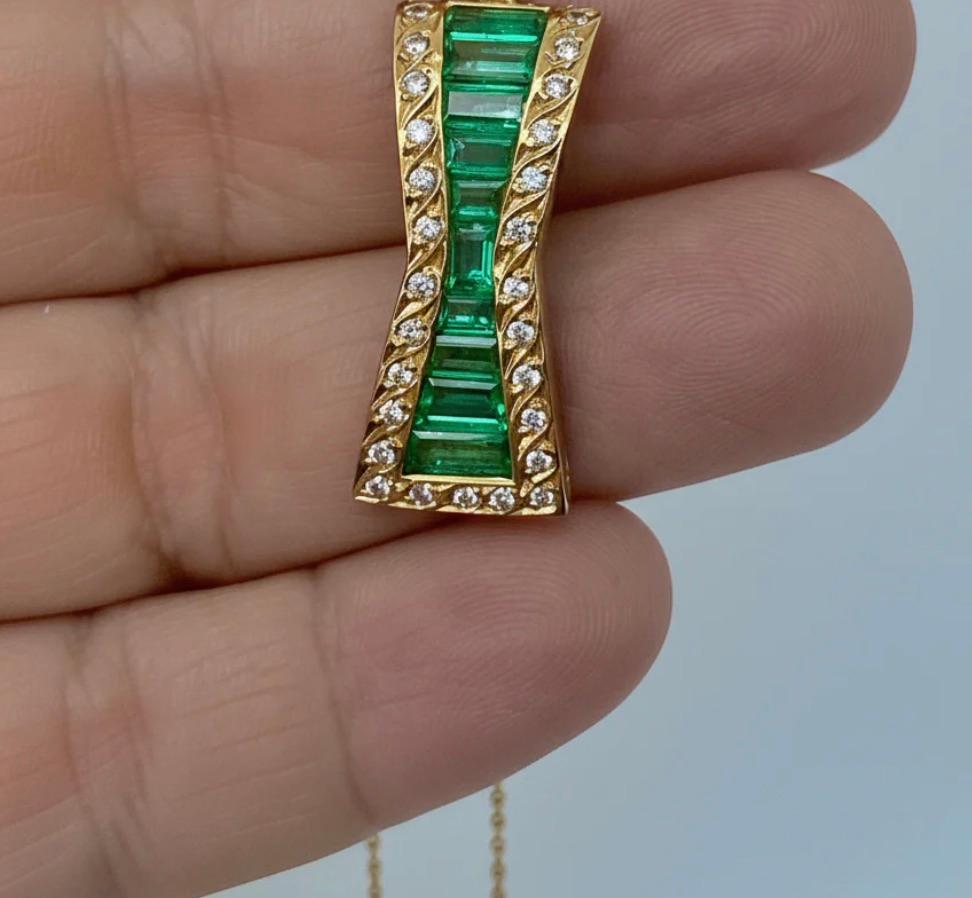 Ciondolo con smeraldo colombiano GIA da 4,00 carati, oro 18 carati in vendita 10