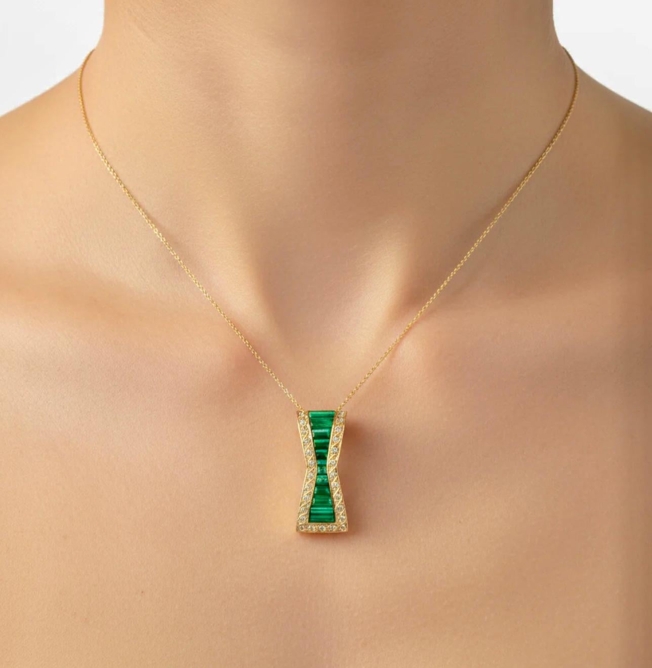 Ciondolo con smeraldo colombiano GIA da 4,00 carati, oro 18 carati in vendita 2