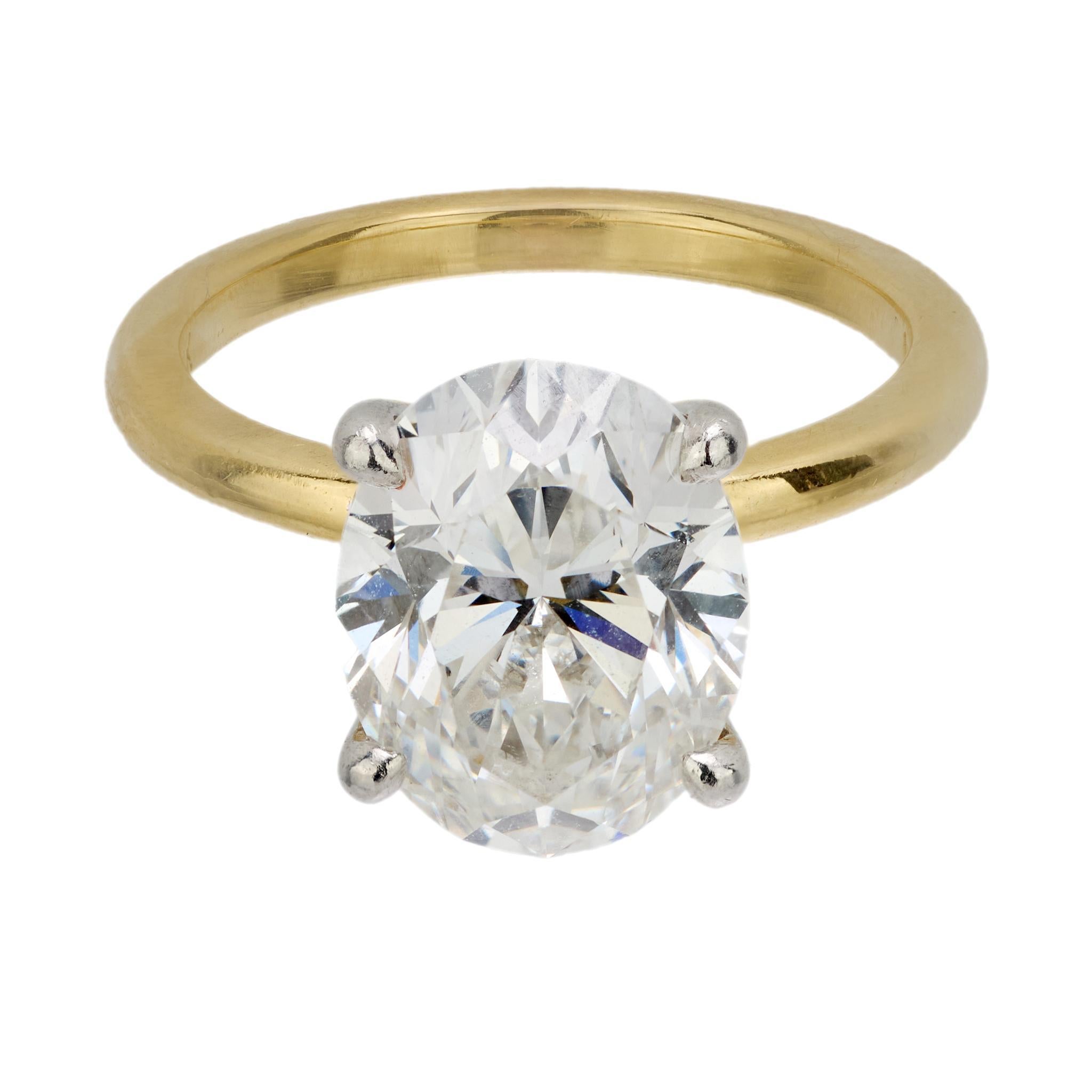 Fabriquée dans les années 2010, cette bague de fiançailles contemporaine met en valeur un diamant de taille ovale de 4,01 carats certifié par la GIA, classé de couleur F et de pureté VS2 pour une brillance et une clarté exceptionnelles. La pierre