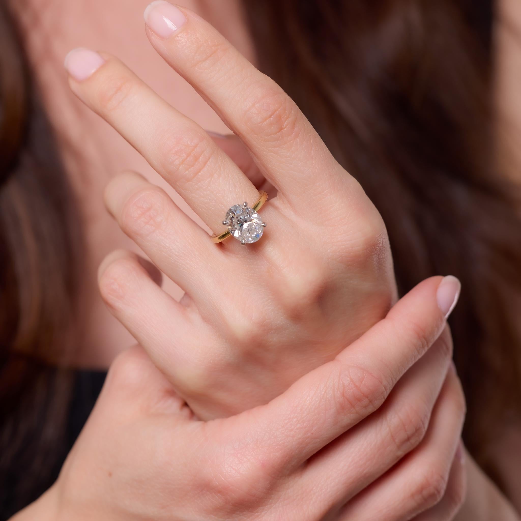 Contemporain Bague de fiançailles en or jaune 18 carats avec diamant taille ovale de 4,01 carats F VS2, certifié GIA en vente