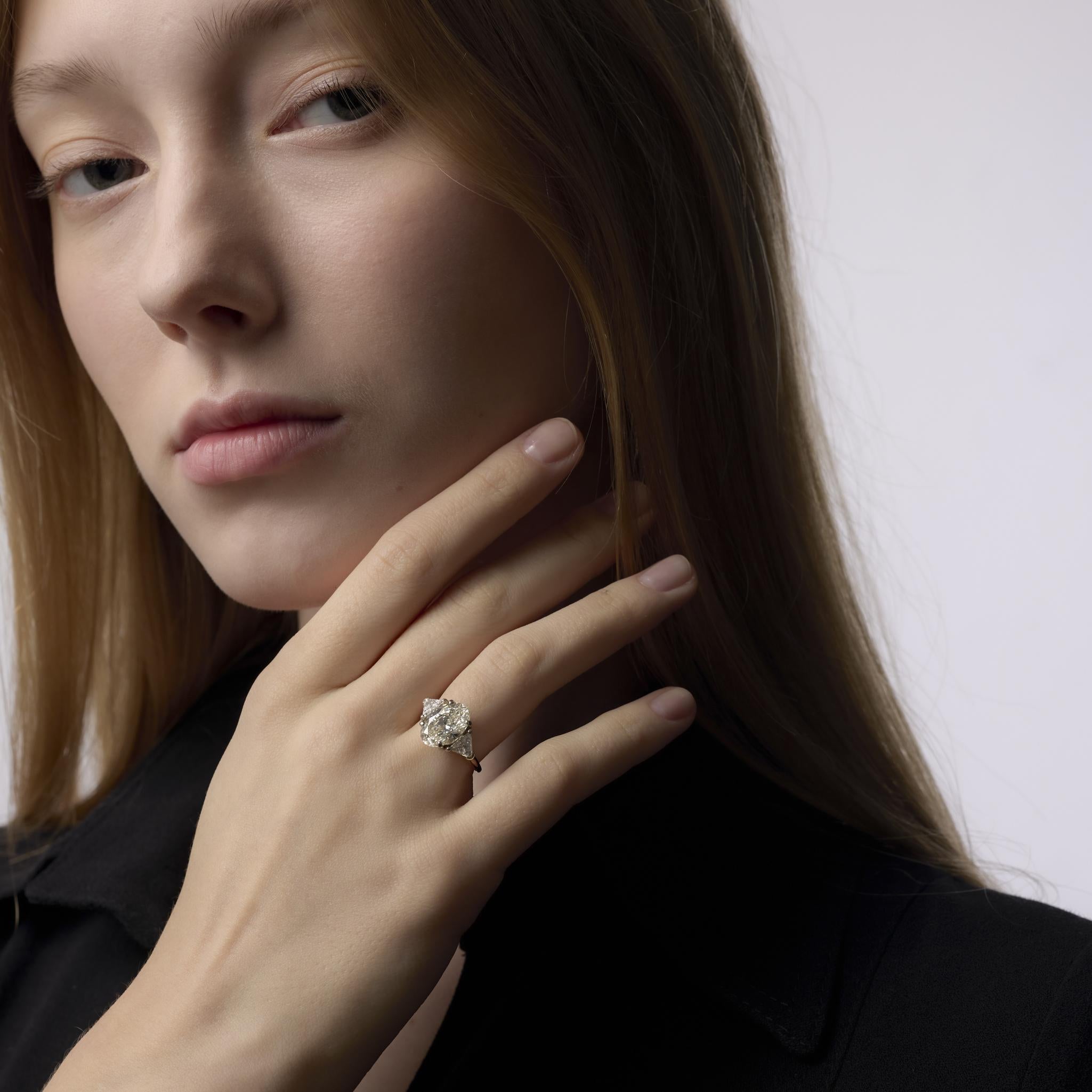 Taille ovale Bague de fiançailles en or jaune et blanc GIA 4,01 carats diamant taille ovale 14k en vente