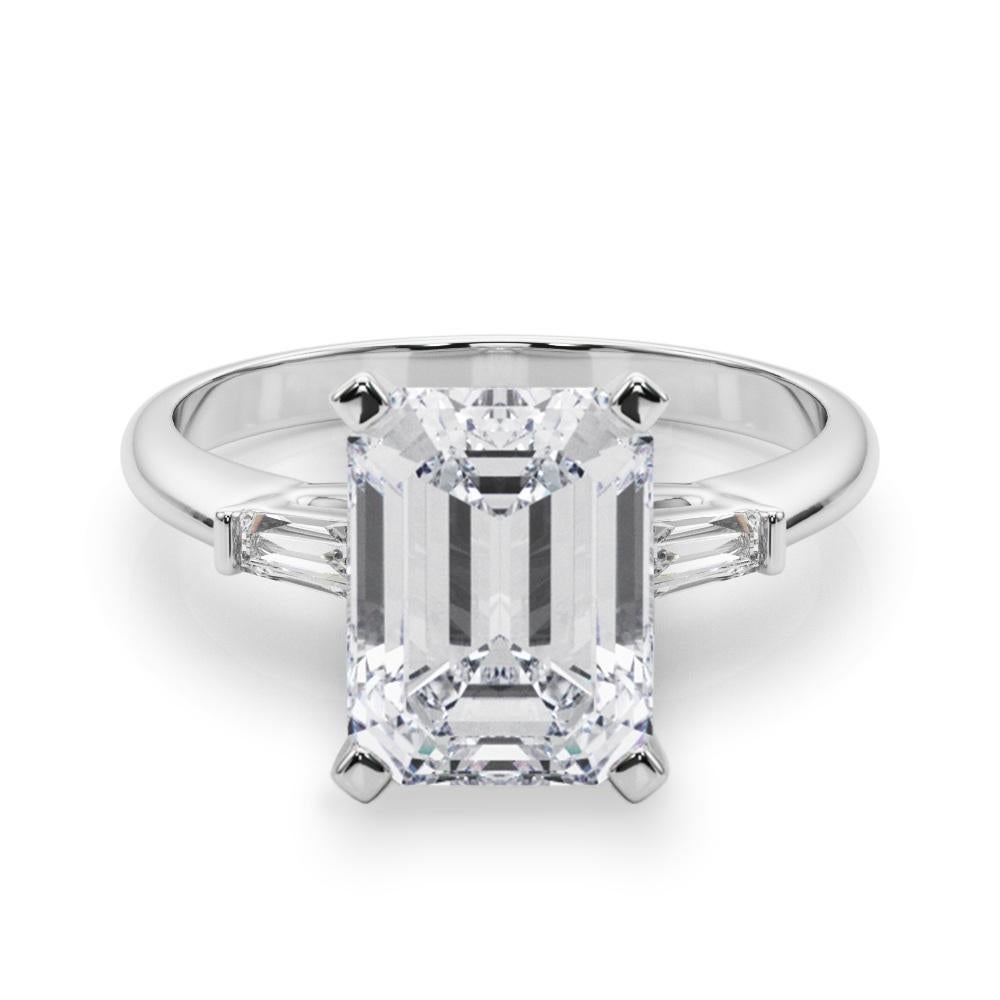 Taille émeraude GIA 4.01ct Emerald Three-Stone Tapered Baguette 18K White Gold Diamond Ring (bague à diamants en or blanc) en vente