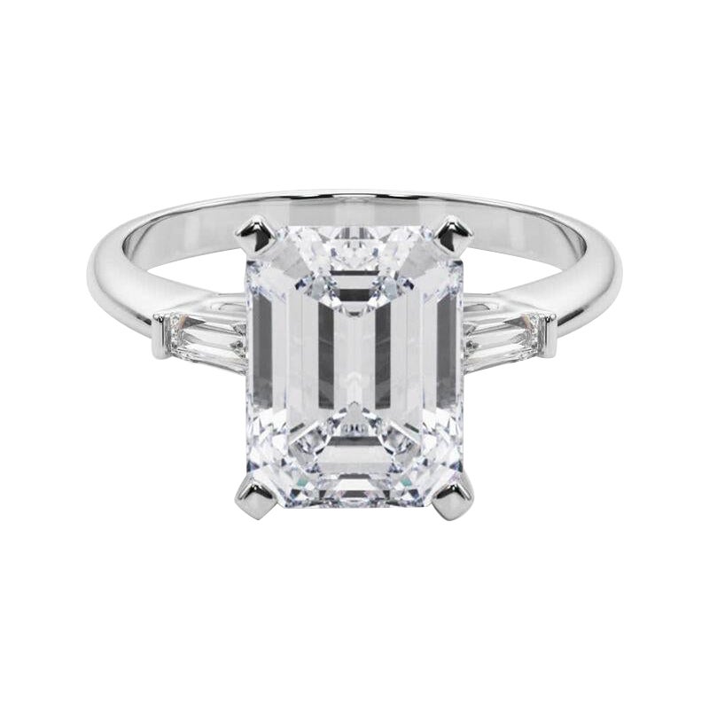 GIA 4,01ct Smeraldo a tre pietre Baguette affusolata Anello con diamanti in oro bianco 18 carati