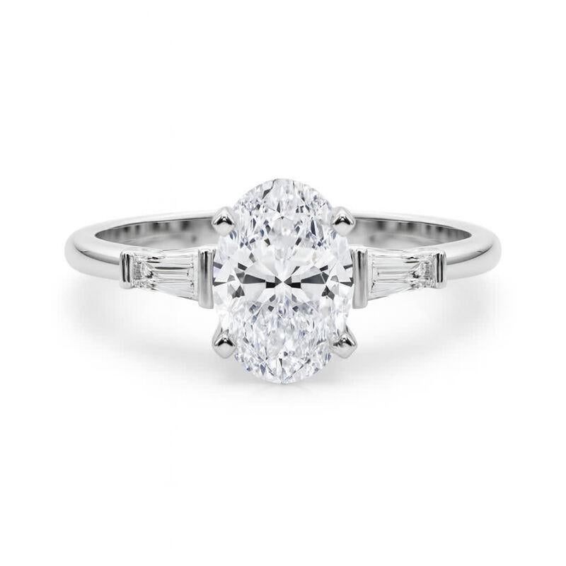 Taille ovale GIA Bague en or blanc avec diamant ovale de 4,01ct à trois pierres et baguette conique 18K en vente