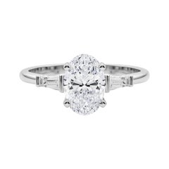 GIA Bague en or blanc avec diamant ovale de 4,01ct à trois pierres et baguette conique 18K