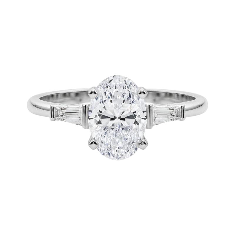 GIA Bague en or blanc avec diamant ovale de 4,01ct à trois pierres et baguette conique 18K en vente