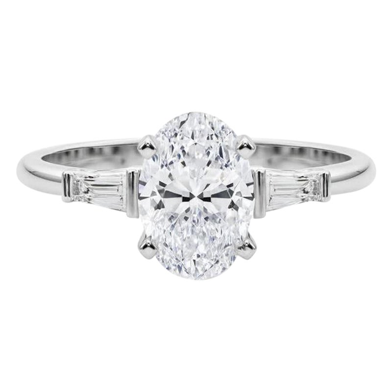GIA Anillo de diamantes de oro blanco de 18 quilates con tres piedras ovaladas y baguette cónica de 4,01 quilates
