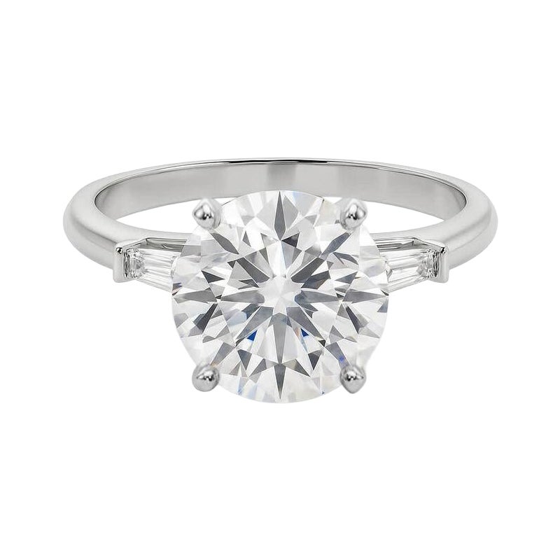 GIA Anillo de diamantes de oro blanco de 18 quilates con tres piedras redondas y baguette cónica de 4,01 quilates