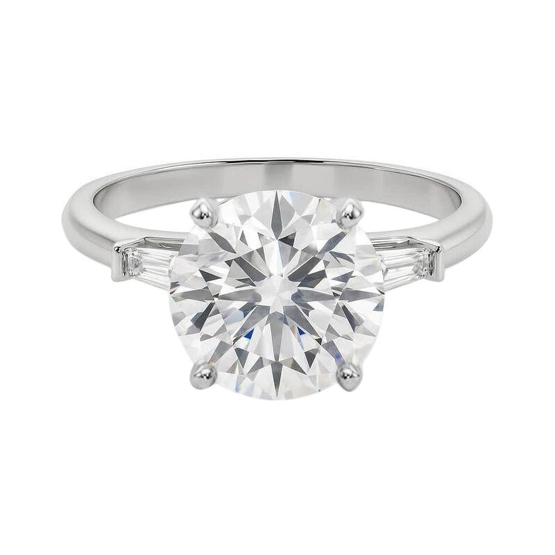GIA Bague à diamant en or blanc 18K de 4,01ct à trois pierres rondes et à baguettes effilées en vente