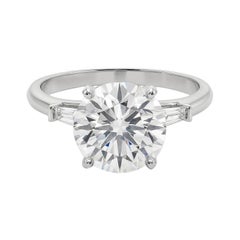 GIA Anillo de diamantes de oro blanco de 18 quilates con tres piedras redondas y baguette cónica de 4,01 quilates