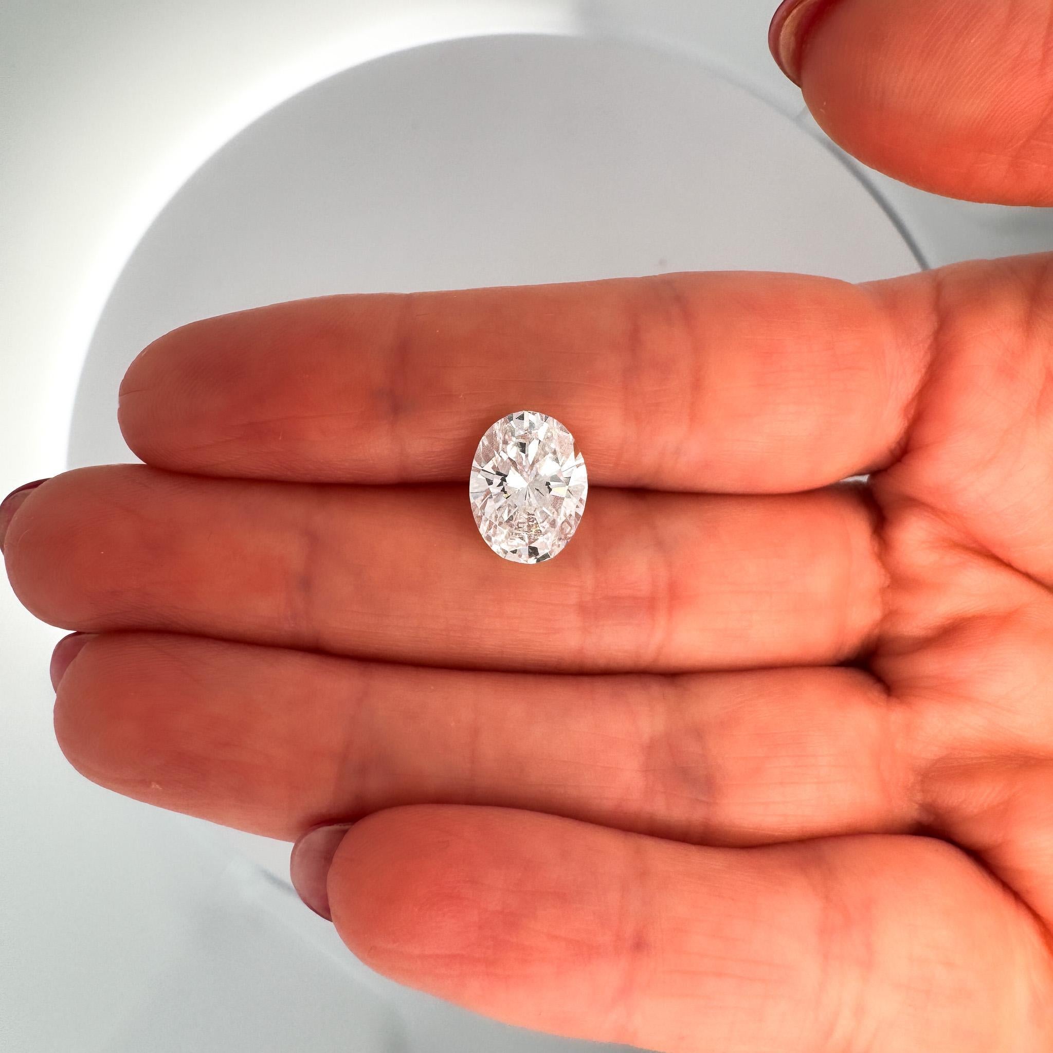 GIA 4,02 carati di diamante taglio ovale E/VS2 Anello sidestone a mezza luna con tre pietre in vendita 1