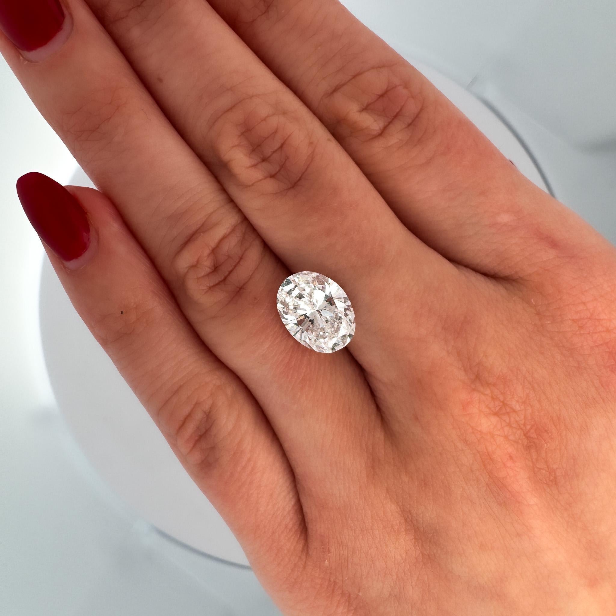 GIA 4,02 carati di diamante taglio ovale E/VS2 Anello sidestone a mezza luna con tre pietre in vendita 2