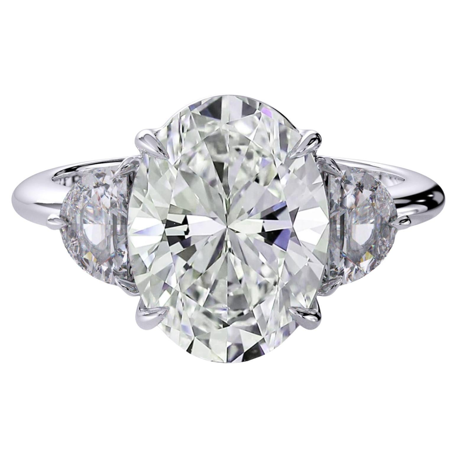 GIA 4,02 carati di diamante taglio ovale E/VS2 Anello sidestone a mezza luna con tre pietre in vendita