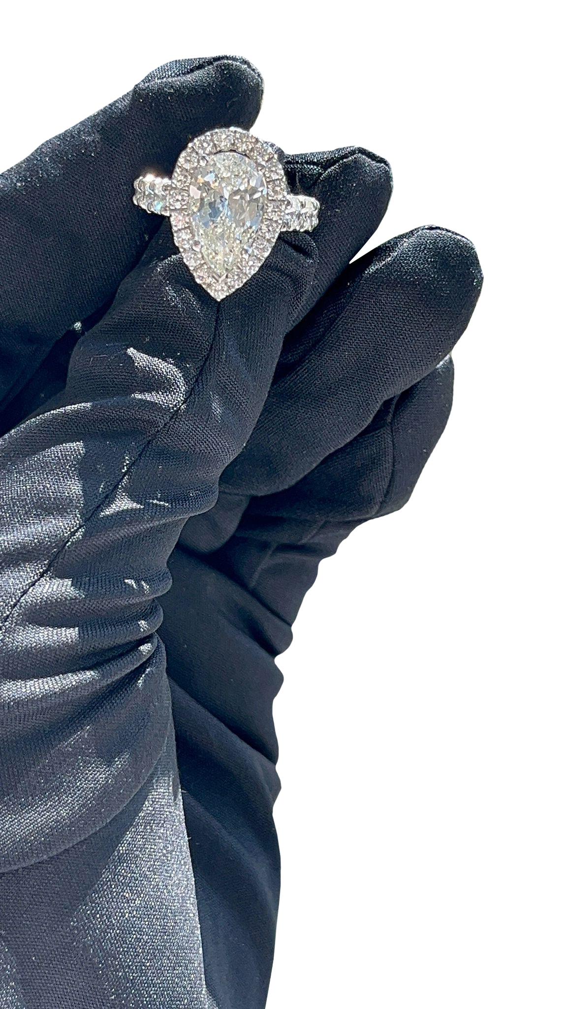 GIA Anello con diamanti a forma di pera da 4,02 carati Diamanti rotondi da 3,50 carati Fascia di eternità in oro 14K in vendita 6