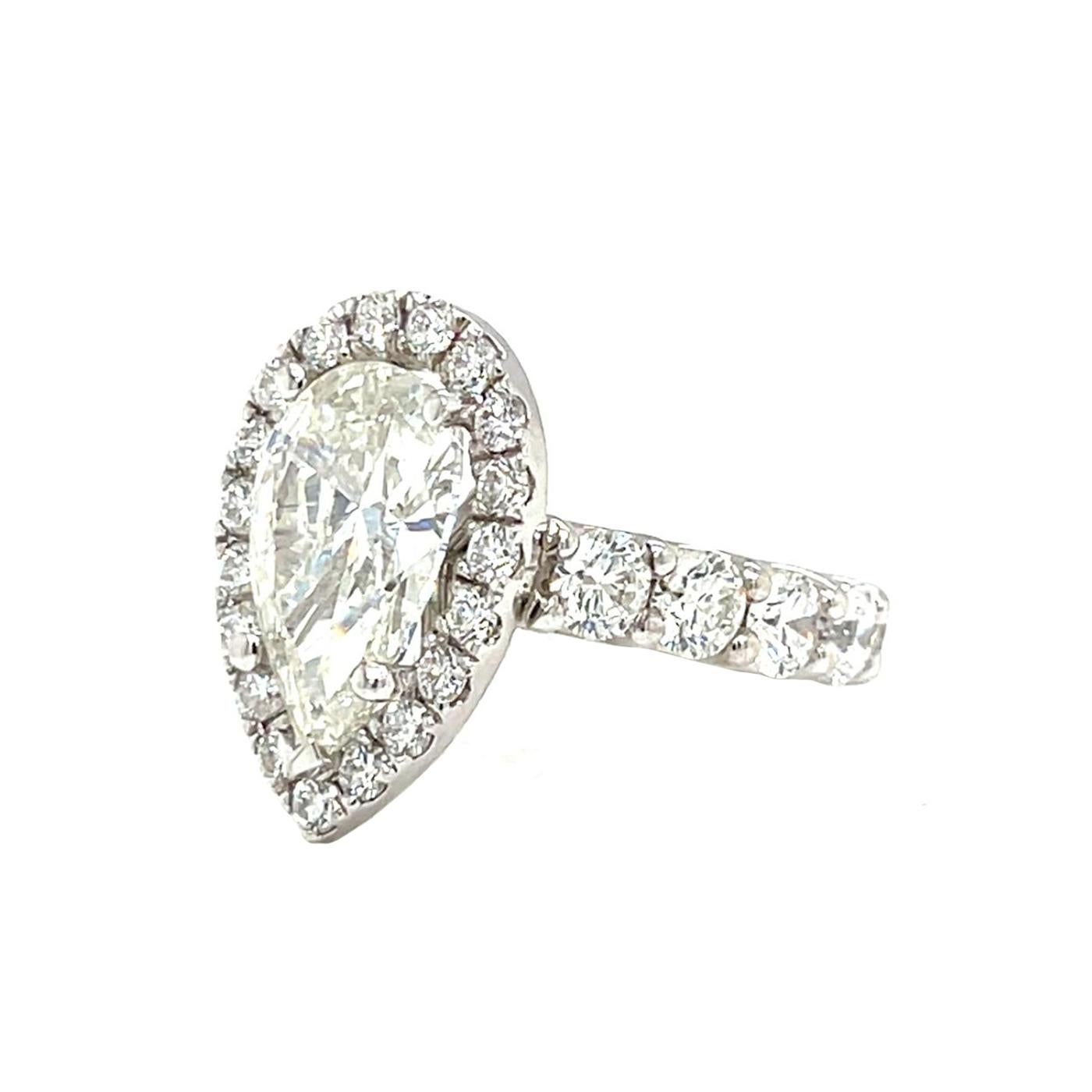 Favoloso con un peso totale di 7,52 carati, questo anello con diamante a forma di pera da 4,02 carati in oro bianco 18 carati - certificato GIA Questo affascinante anello con diamante a forma di pera, realizzato in elegante oro bianco 14 carati,