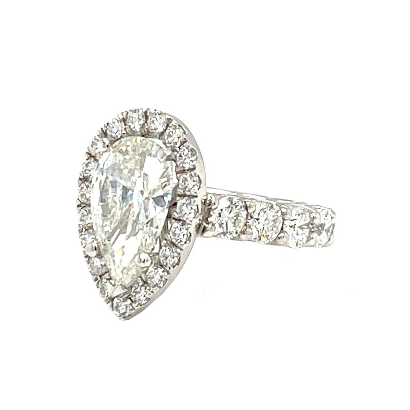 Modernista GIA Anello con diamanti a forma di pera da 4,02 carati Diamanti rotondi da 3,50 carati Fascia di eternità in oro 14K in vendita