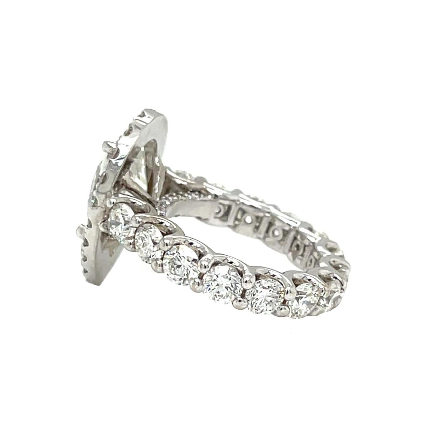 GIA Anello con diamanti a forma di pera da 4,02 carati Diamanti rotondi da 3,50 carati Fascia di eternità in oro 14K In condizioni ottime in vendita a Aventura, FL