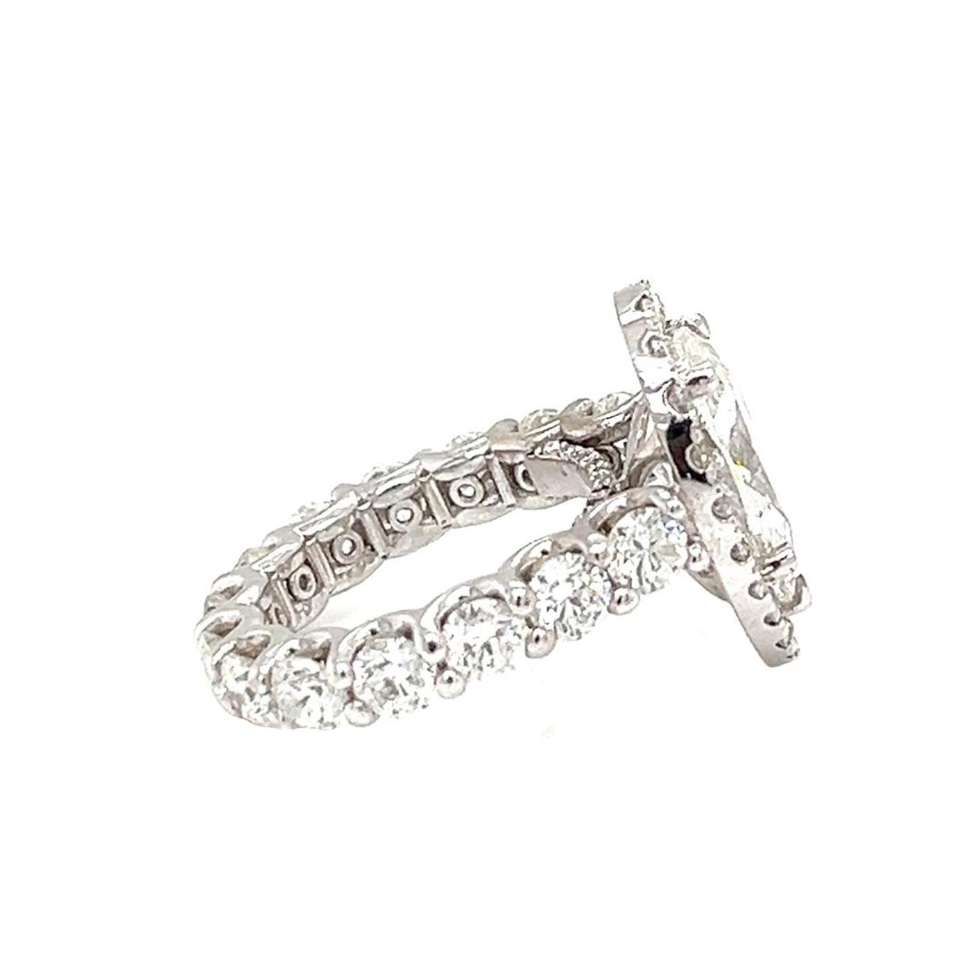 GIA Anello con diamanti a forma di pera da 4,02 carati Diamanti rotondi da 3,50 carati Fascia di eternità in oro 14K in vendita 3