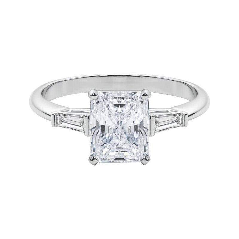 GIA Anillo de diamantes de oro blanco de 18 quilates con tres piedras radiantes y baguette cónica de 4,02 quilates