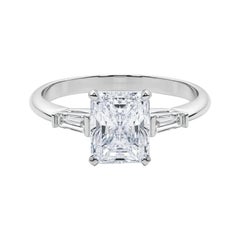 GIA Anillo de diamantes de oro blanco de 18 quilates con tres piedras radiantes y baguette cónica de 4,02 quilates