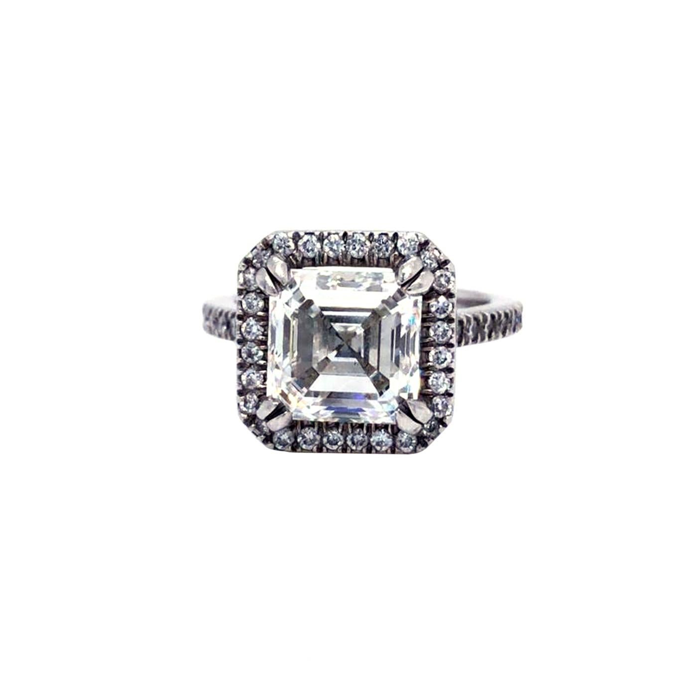 Dieser wunderschöne Diamantring wird von einem GIA-Zertifikat begleitet, das bescheinigt, dass der 4,02ct Asscher-Schliff Natural VS1 Klarheit Diamantring in Platin gefertigt ist. Dieser Ring wird perfekt für Ihren besonderen Menschen sein, dieses