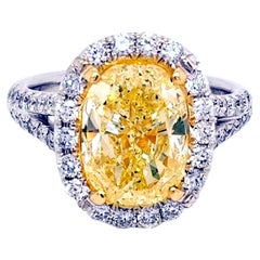 GIA 4,03 Karat Fancy Gelber ovaler Diamant Französisch Pave 18K Verlobungsring mit Halo