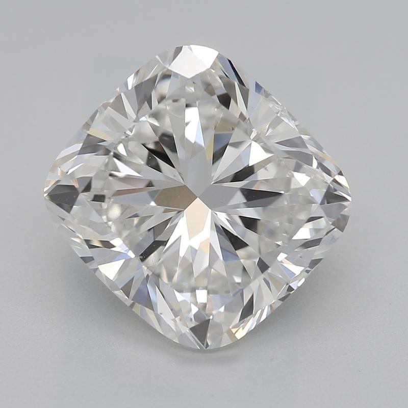 Un magnifico anello di diamanti con una splendida pietra centrale a cuscino, del peso di ben 4,03 e con un'impeccabile H. H. e VS2. Questo squisito pezzo è sapientemente realizzato in oro bianco, per offrire una luce calda e radiosa che esalta la