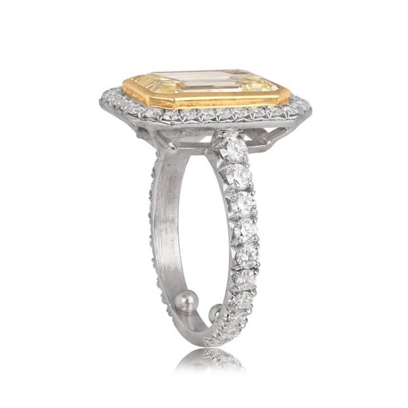Art déco Bague de fiançailles fantaisie en platine avec diamant taille émeraude 4,04 carats certifié GIA, halo de diamants en vente