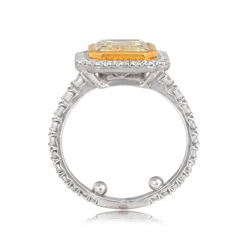 Taille émeraude Bague de fiançailles fantaisie en platine avec diamant taille émeraude 4,04 carats certifié GIA, halo de diamants en vente