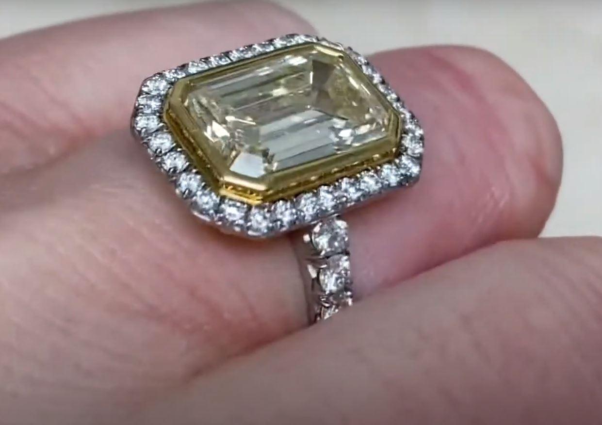 Bague de fiançailles fantaisie en platine avec diamant taille émeraude 4,04 carats certifié GIA, halo de diamants en vente 1
