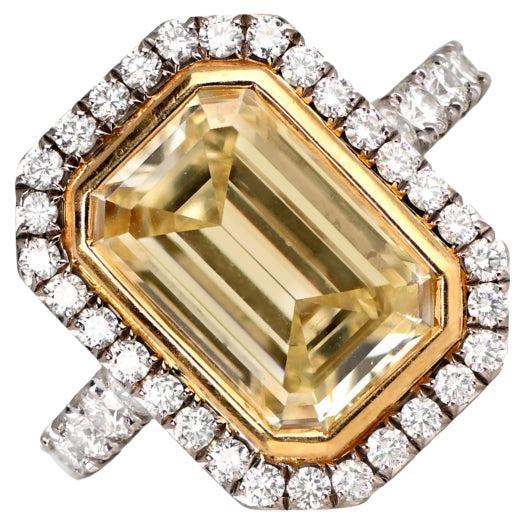 Bague de fiançailles fantaisie en platine avec diamant taille émeraude 4,04 carats certifié GIA, halo de diamants en vente
