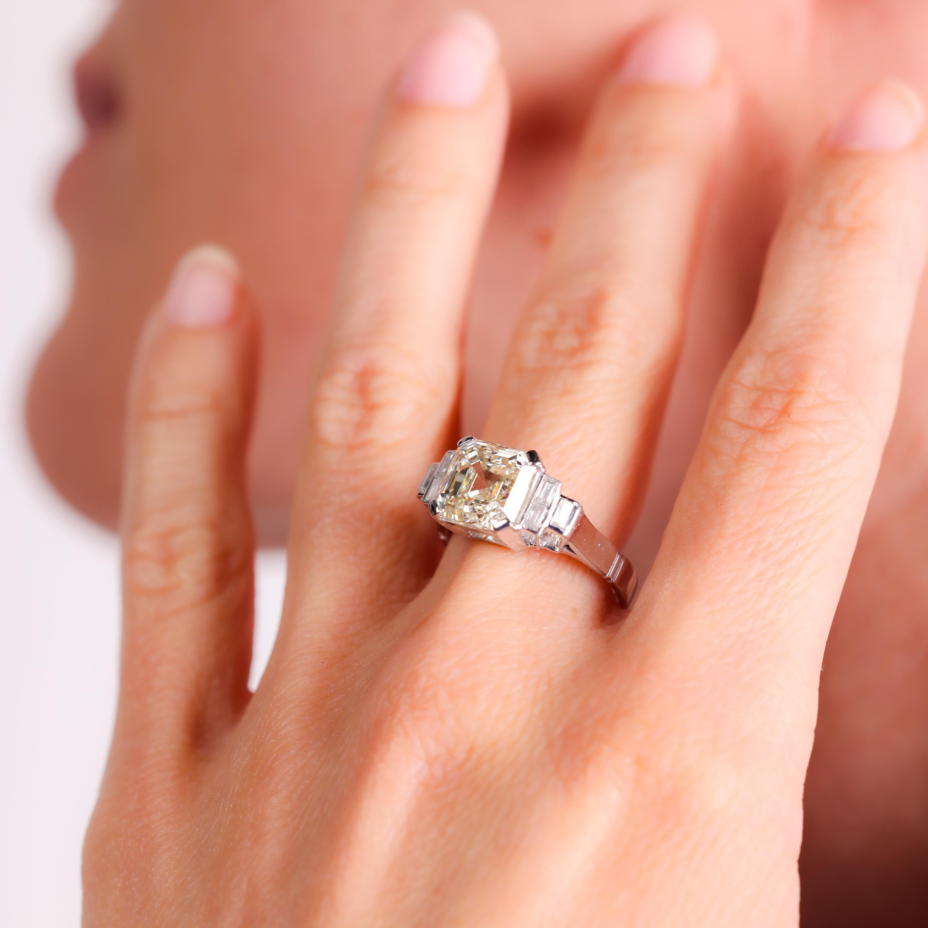 GIA 4,05 Karat Asscher-Schliff Diamant 18k Weißgold Verlobungsring im Zustand „Hervorragend“ in Beverly Hills, CA