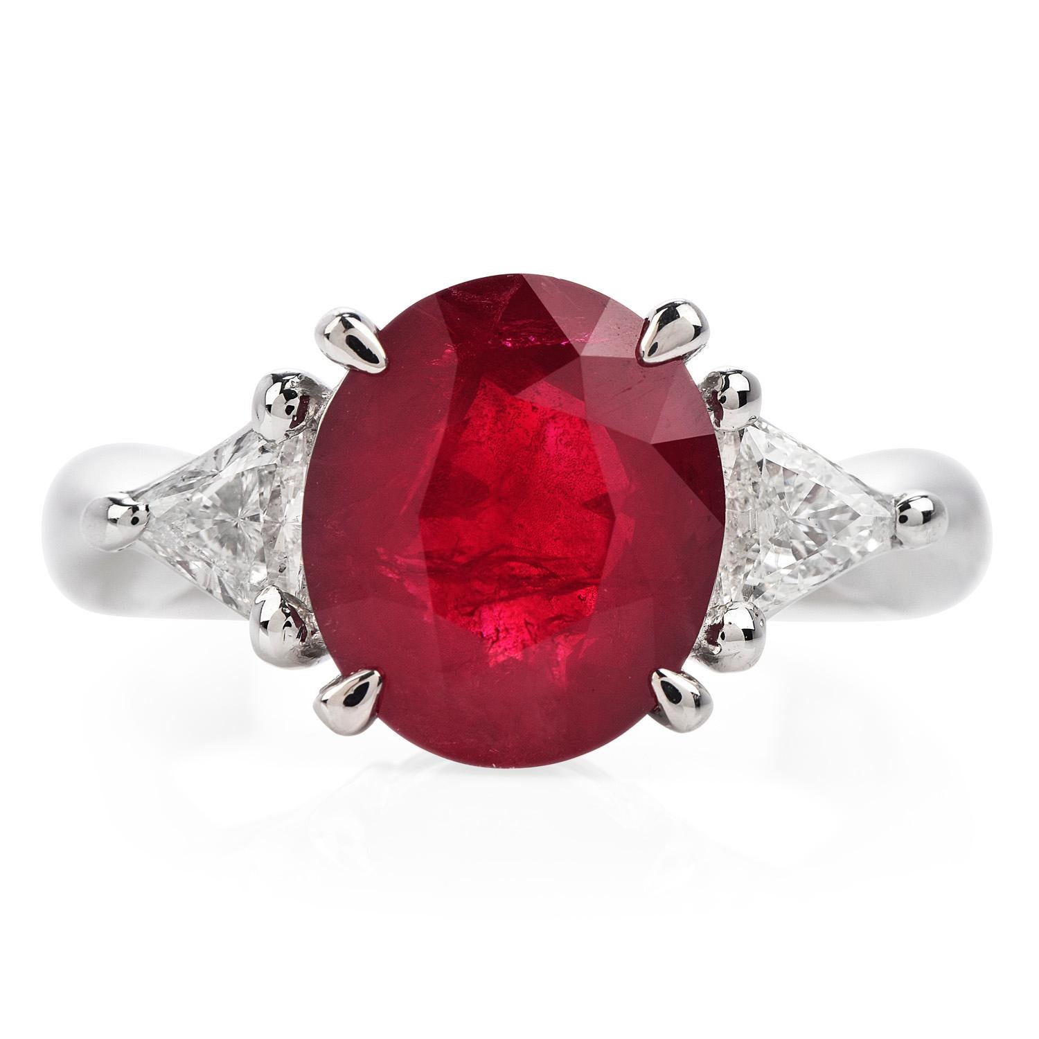 Dieser exquisite GIA-zertifizierte Rubin- und Diamantring mit drei Steinen ist das perfekte Geschenk für einen besonderen Anlass und der Geburtsstein des Juli

Der exquisite Mittelstein ist sorgfältig in eine massive Platinfassung