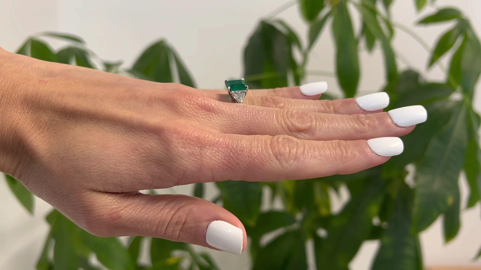 Gia 4.10 Carats Colombian Emerald Diamond Three Stone Ring In Excellent Condition In Beverly Hills, CA