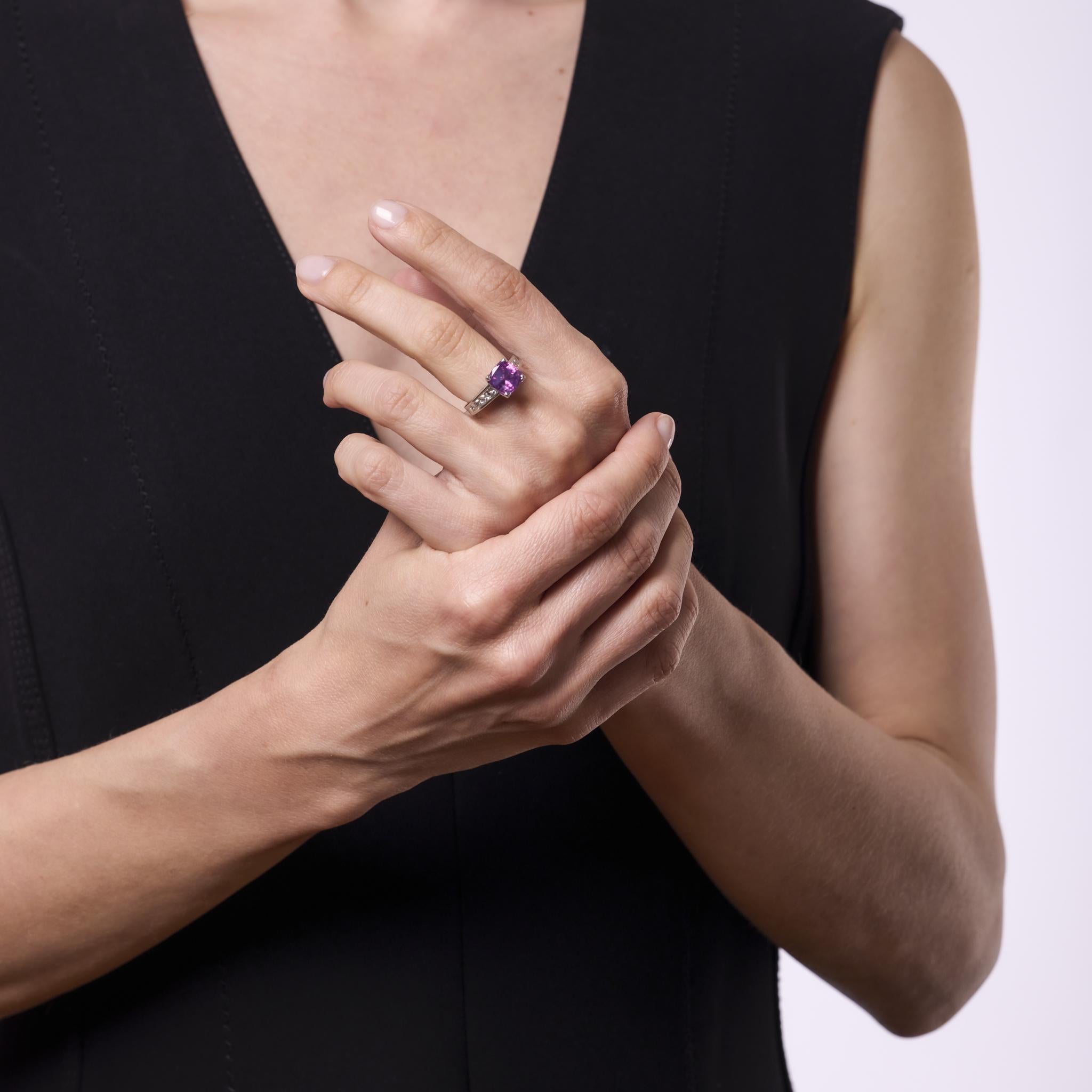 Dieser moderne Ring aus 14 Karat Weißgold ist mit einem 4,16 Karat schweren, kissenförmig geschliffenen rosa Saphir aus Ceylon besetzt, der von GIA zertifiziert und als erhitzt bestätigt wurde. Zehn Diamanten im Prinzessschliff von insgesamt ca.